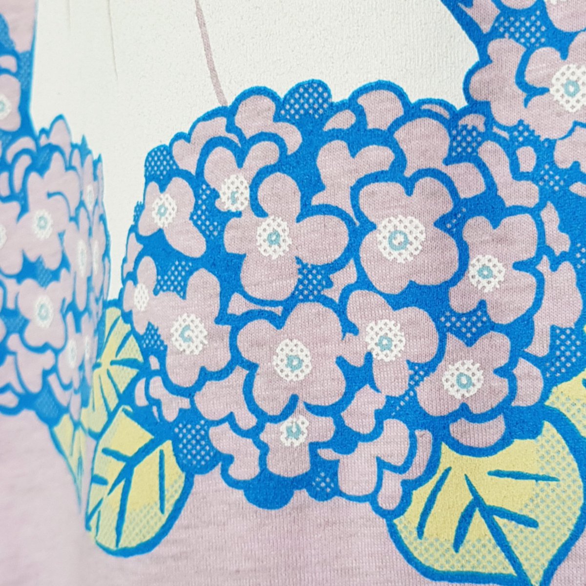 RequiRequi's tweet photo. 🌧 Fuwa Fuwa Hydrangea 🌧

My new screenprinted shirt design for Connichi💕 / Mein neues Siebdruck-Shirt für die Connichi 💕 https://t.co/ttqxnmcrOa