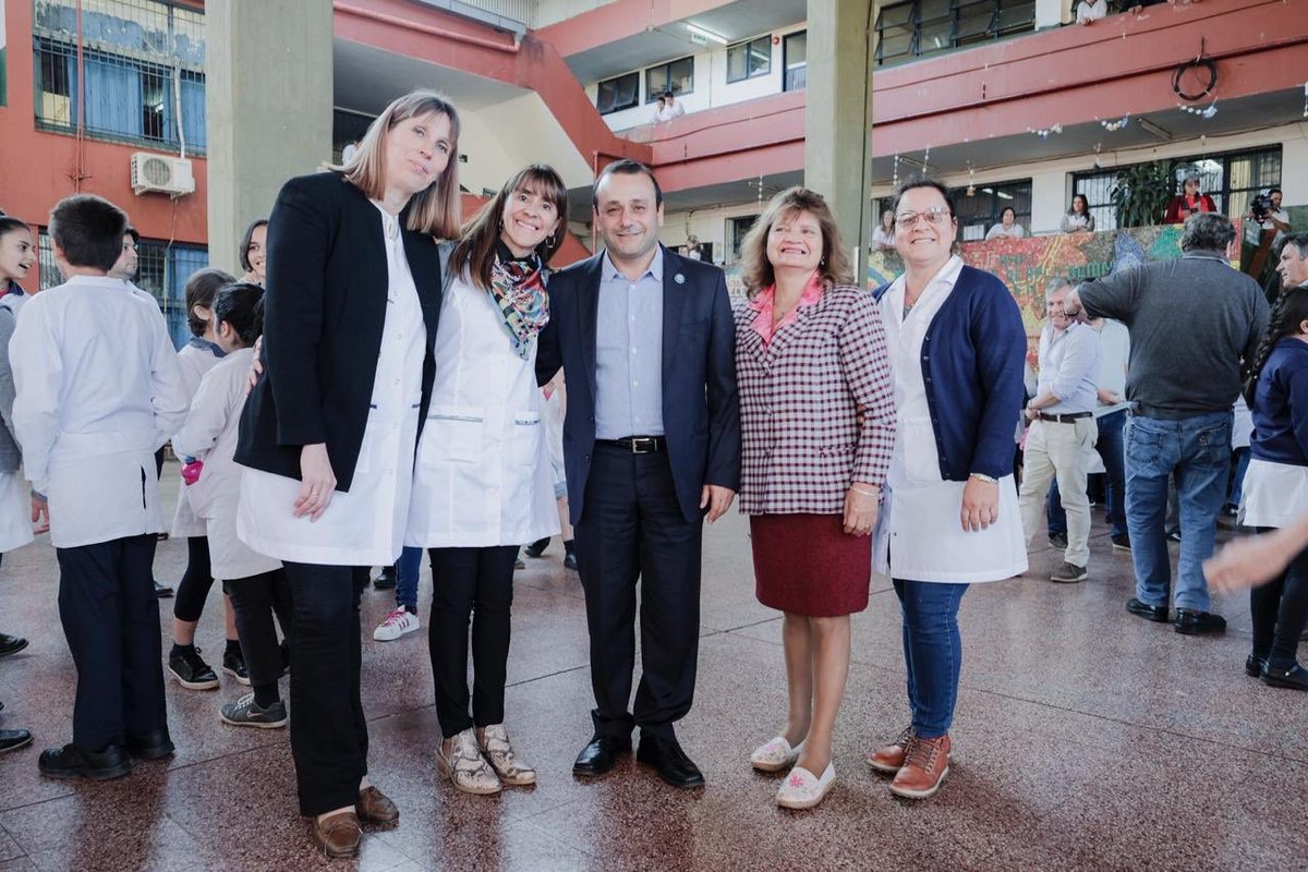 herrerayflia's tweet photo. Y..... un día volvimos a la escuela. Gracias a los alumnos y docentes de le Escuela Normal N 3 de Puerto Rico donde curse mis estudios secundarios. Gran alegria y emoción de compartir con ustedes. Pasaron más de 30 años y los recuerdos permanecen intactos. https://t.co/Gral2bZAhh