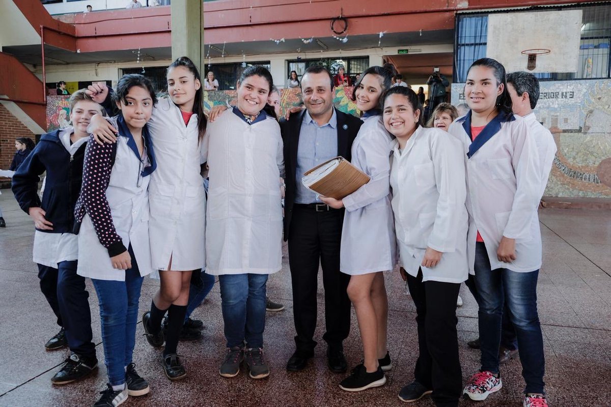 herrerayflia's tweet photo. Y..... un día volvimos a la escuela. Gracias a los alumnos y docentes de le Escuela Normal N 3 de Puerto Rico donde curse mis estudios secundarios. Gran alegria y emoción de compartir con ustedes. Pasaron más de 30 años y los recuerdos permanecen intactos. https://t.co/Gral2bZAhh
