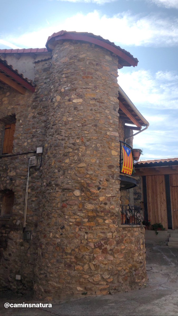 caminsnatura's tweet photo. “Lugar (...) en la pendiente de un llano que mira al sur, con ½ hora de longitud y una de latitud: le combaten todos los vientos particularmente los del norte; su clima es frio...” va escriure Madoz a mitjan segle XIX de #Bretui, al #PallarsSobirà. https://t.co/BRPq7fTu9H
