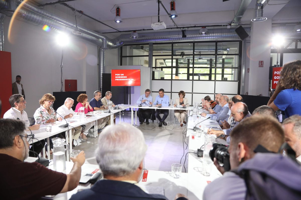 sanchezcastejon's tweet photo. Con el firme compromiso de seguir trabajando contra el olvido de los miles de hombres y mujeres que pagaron con su vida la defensa de la libertad, nos reunimos con las asociaciones de #MemoriaHistórica. Queremos mirar al futuro en paz con nuestro pasado. #ConstruirGobierno. https://t.co/R8mdDf8bBi