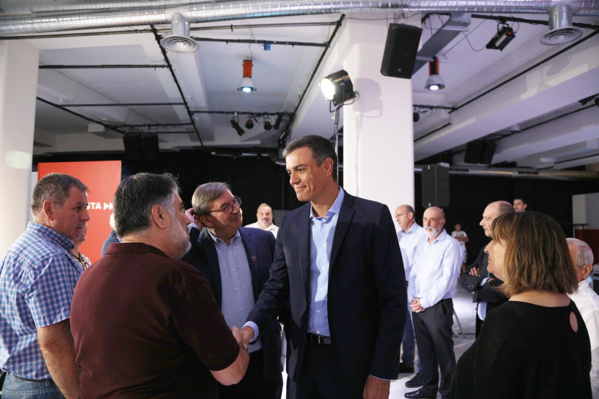 sanchezcastejon's tweet photo. Con el firme compromiso de seguir trabajando contra el olvido de los miles de hombres y mujeres que pagaron con su vida la defensa de la libertad, nos reunimos con las asociaciones de #MemoriaHistórica. Queremos mirar al futuro en paz con nuestro pasado. #ConstruirGobierno. https://t.co/R8mdDf8bBi