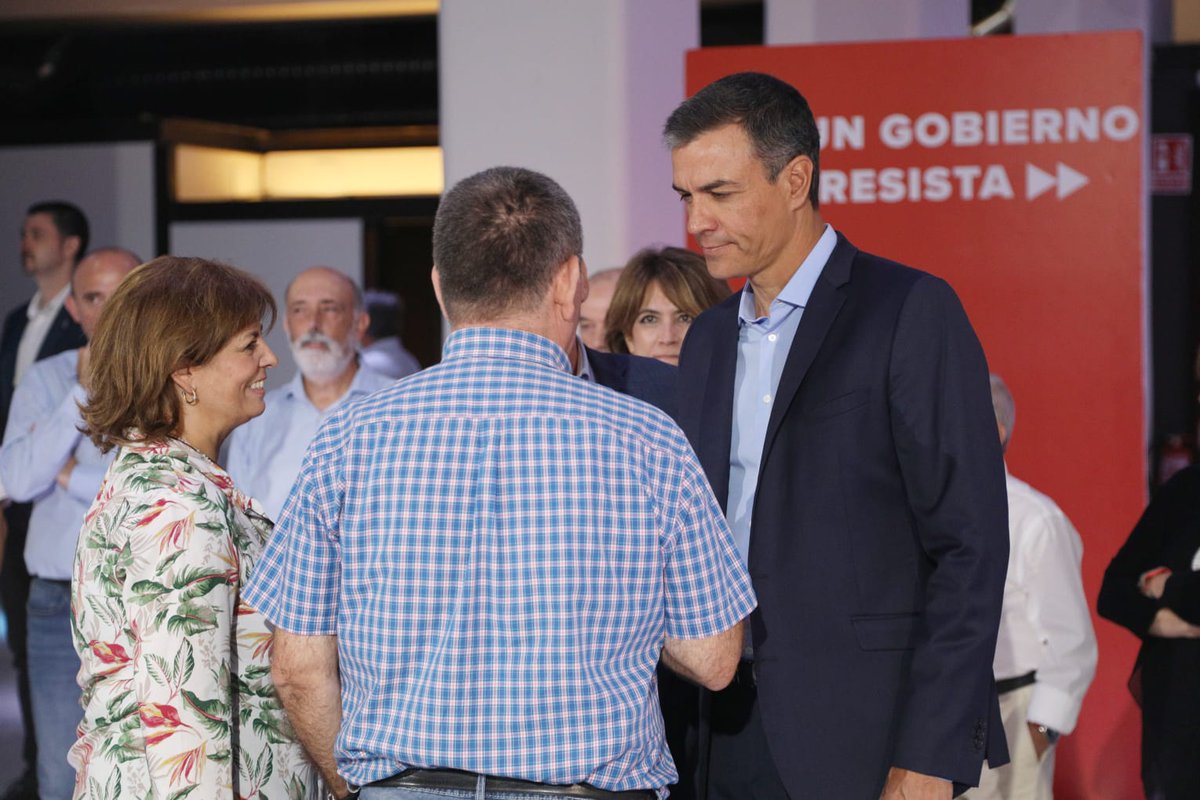 sanchezcastejon's tweet photo. Con el firme compromiso de seguir trabajando contra el olvido de los miles de hombres y mujeres que pagaron con su vida la defensa de la libertad, nos reunimos con las asociaciones de #MemoriaHistórica. Queremos mirar al futuro en paz con nuestro pasado. #ConstruirGobierno. https://t.co/R8mdDf8bBi