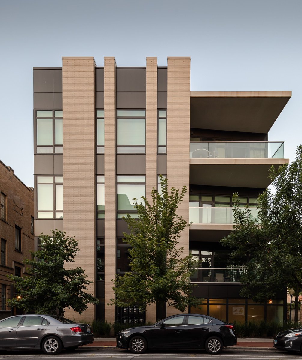 328 W. Wisconsin is a boutique #condo building in Chicago's Old Town Triangle neighborhood. With four-bedroom units all on a single level &amp; amenities on par with #luxury single-family homes, these condos are a rare find in Chicago's housing market. 📸 by Emilia Czader. #architect