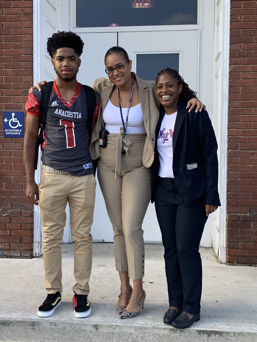 SheenaHardy08's tweet photo. So excited to spend my morning @KramerMiddle ! Principal @katreena_shelby greeted every student and parent this morning as they walked through the door. Building relationships is key to a positive school culture. Great things are happening @KramerMiddle https://t.co/H4aZTD1snX