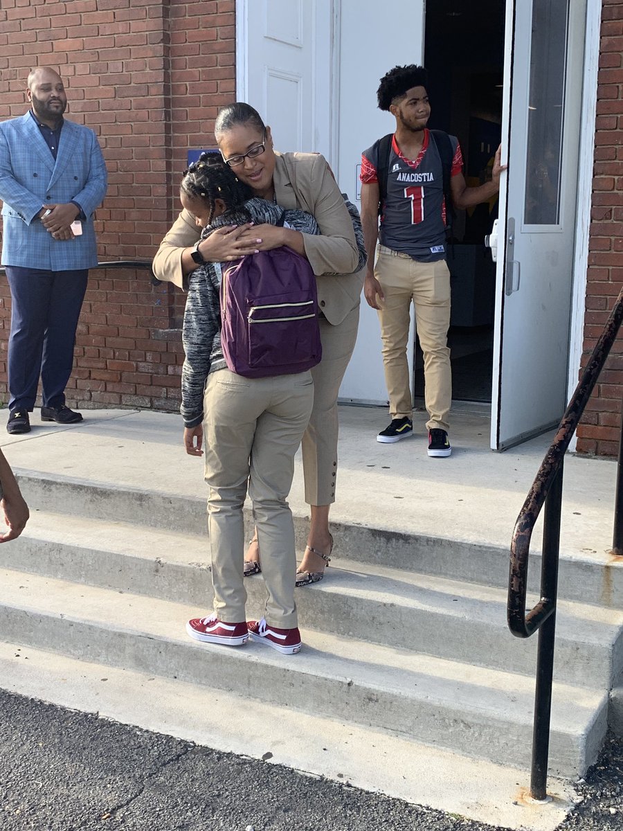 SheenaHardy08's tweet photo. So excited to spend my morning @KramerMiddle ! Principal @katreena_shelby greeted every student and parent this morning as they walked through the door. Building relationships is key to a positive school culture. Great things are happening @KramerMiddle https://t.co/H4aZTD1snX