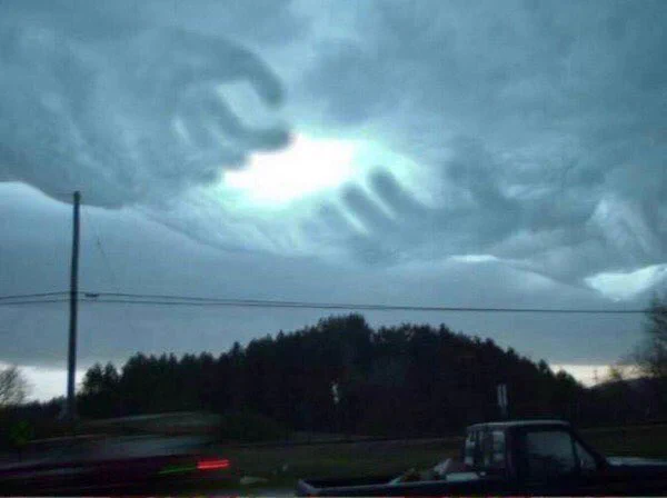 神の手のような雲wwこれは神秘的すぎるwやばいww