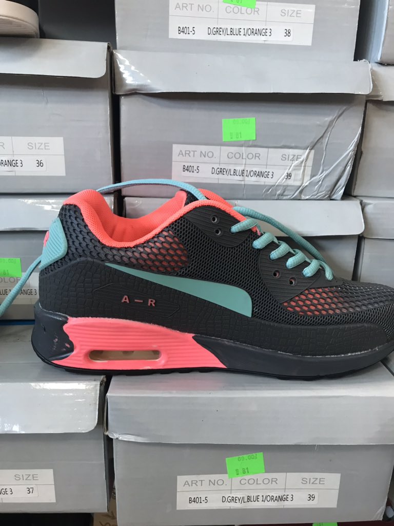 BiancaNevesYT's tweet photo. @joe_weller_ went to a chinese fake market today and saw these shoes πππ(if you wanna use on your next internet melts video) #internetmelts https://t.co/edGh7OVojP