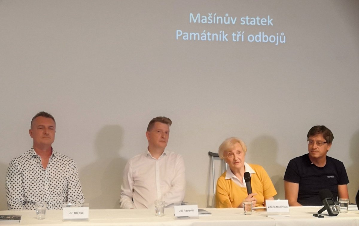 AnetCer's tweet photo. Nepůjde o památník pro Mašíny, ale pro všechny hrdiny všech tří odbojů. Cílem je seznámit i mladé generace s tím, co znamenala totalita. Začíná totiž populismem, který se u nás opět rozmáhá, říká na tiskové konferenci k Památníku tří odbojů Zdena Mašínová. https://t.co/es4Z4dmaIS
