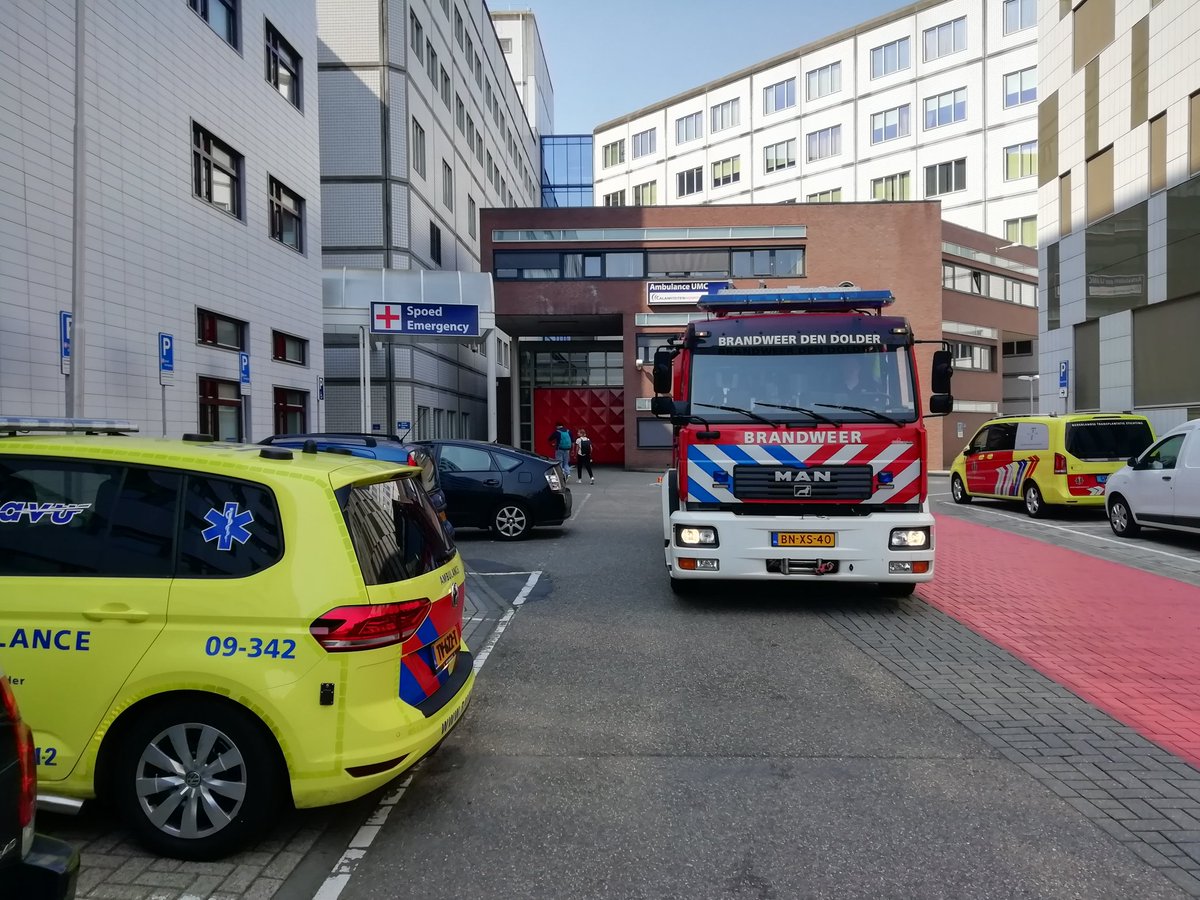Hulpdiensten werken veel samen. Zo ook vandaag, waar wij samen met de collega's van de <a href="/BrandweerZST/">Brandweer Zeist</a> de ambulance tot in het ziekenhuis assisteerden. #samensterk