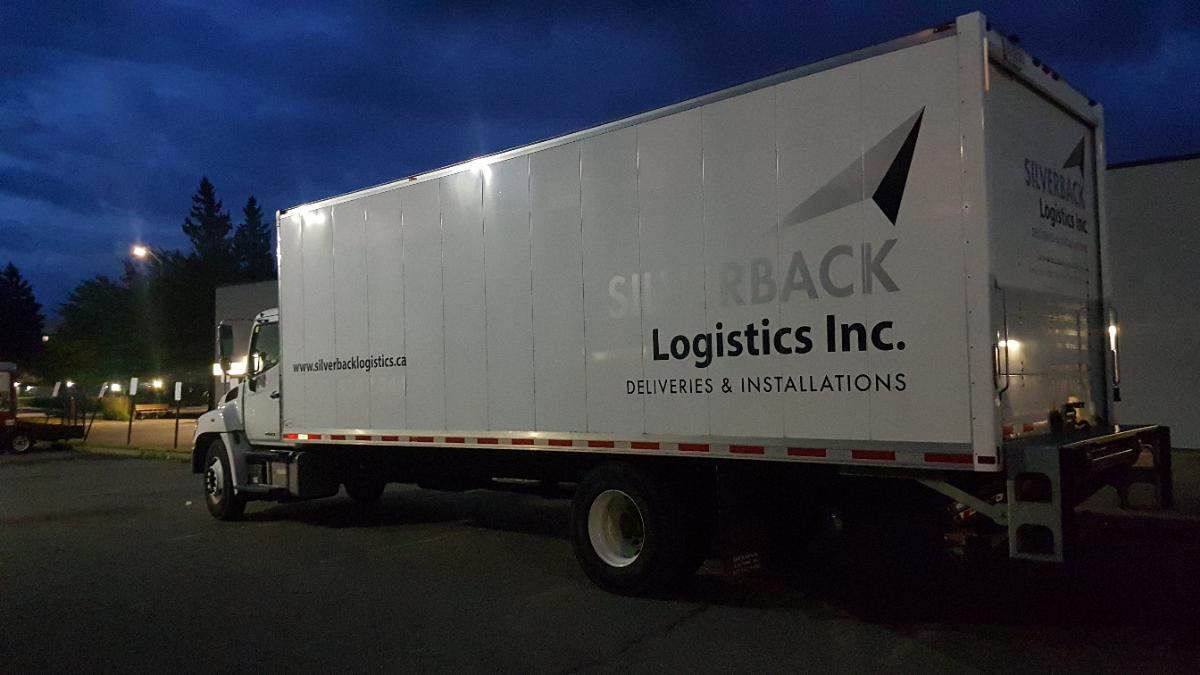 SilverbackLogis's tweet image. Early bird gets the worm. #breakofdawn #earlymorningdelivery #installationjob #mondaymorning