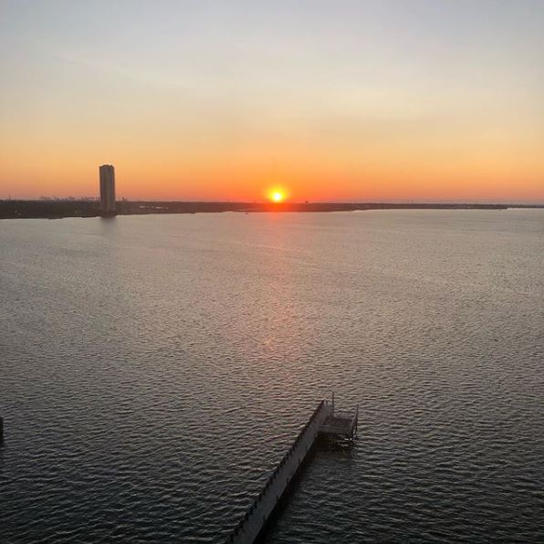HiltonNASACL's tweet photo. We love a beautiful sunrise! Have a great day! https://t.co/KAKaBZ0uOe