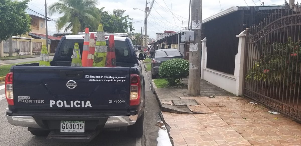 anitaflj's tweet photo. @UnidasPanama @ATTTPanama @gtraficoattt @limyueng @EdisonBroce @raulfdiputado @ProtegeryServir @AlvaroAlvaradoC @Informapty507 #campolindbergh colocan boleta autos de residentes ayer domingo, no podemos tener visitas en nuestras casas, si no metemos el auto en garage https://t.co/mU7JVgvWGA
