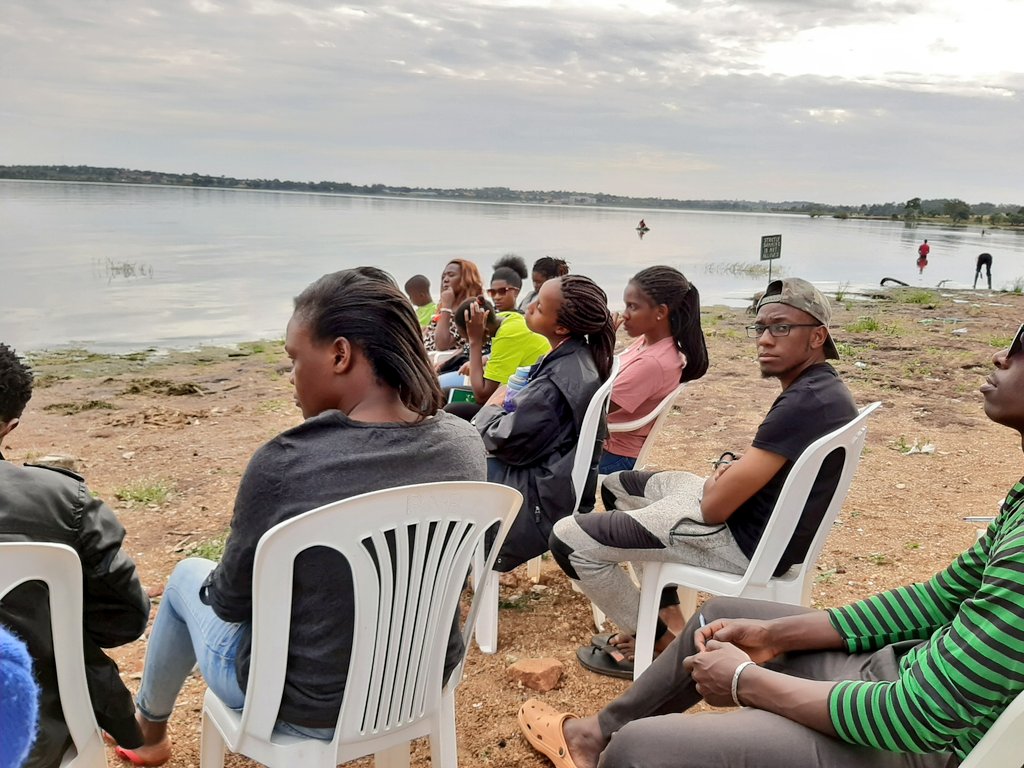 HANNINGTONOWERE's tweet photo. We took today's evening session of #VisualizeUG to the lakeside. Nothing like the sothing sounds of the Nalubale as we digest pint after point
#Visualize4Equality
@VisualizeUG @Restless_Uganda
@UCUjourncom https://t.co/0SOgS6jWA5
