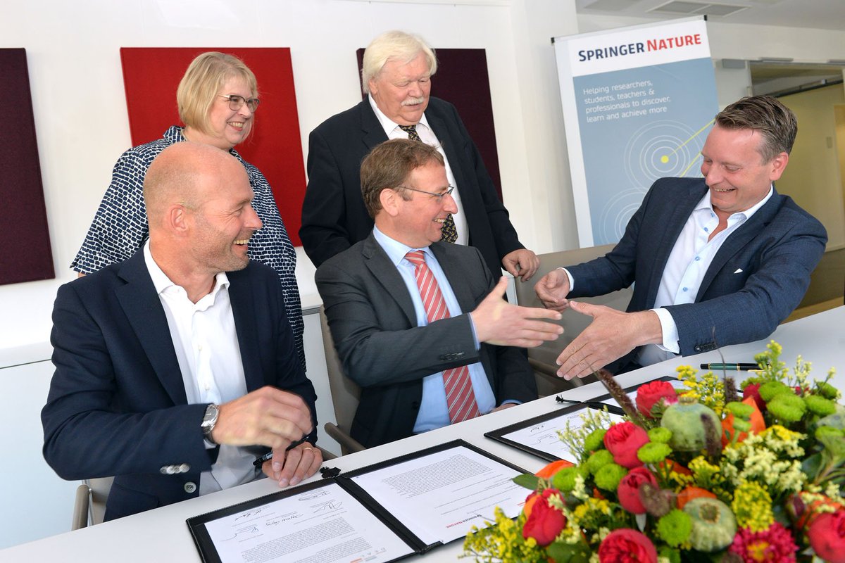 Nach der Unterzeichnung des #MemorandumofUnderstanding zwischen <a href="/deal_projekt/">Projekt DEAL</a> und <a href="/SpringerNature/">Springer Nature</a> am 22.08.19 fand eine Pressekonferenz in der <a href="/HRK_aktuell/">Hochschulrektorenkonferenz (HRK)</a> statt.
Hier finden Sie einige Bilder und Zitate:
projekt-deal.de/pressekonferen…
Credits: Springer Nature/Bettina Ausserhofer