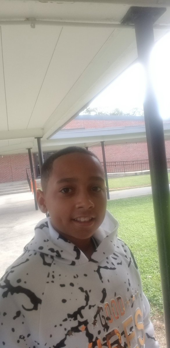 neetneet1976's tweet photo. 1st day of school selfies! #relationshipsmatter #FCSFirstDay @JNWilkerson1127 @rhondaschuhler @FCSchoolsNC @Falcons_FES @MrsAshJarrell https://t.co/Sr3SO3afKk