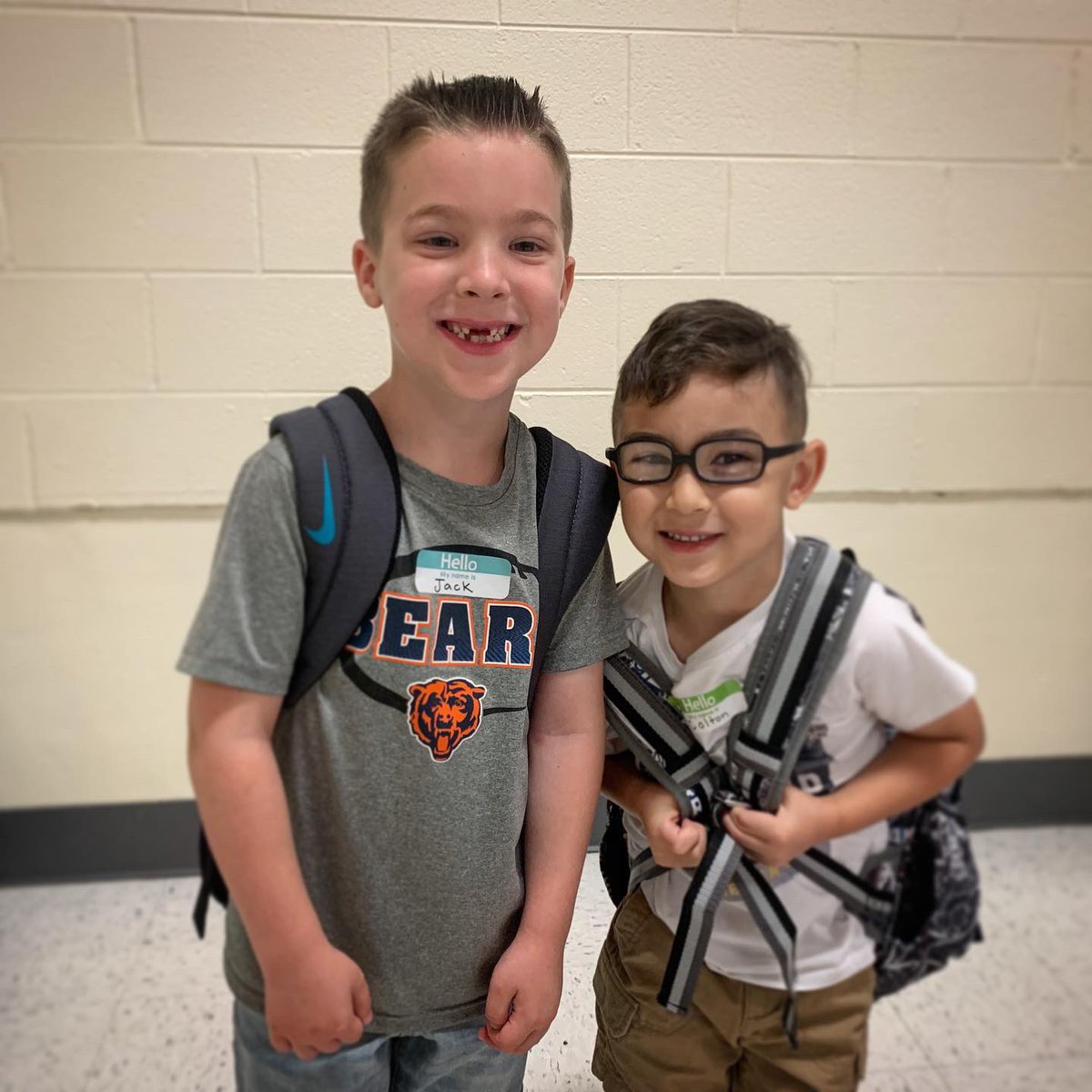 D54schools's tweet photo. The new #LakeviewElementary kindergarteners barely started their #54FirstDay and they are already making friends! https://t.co/n9q7l6NLbd