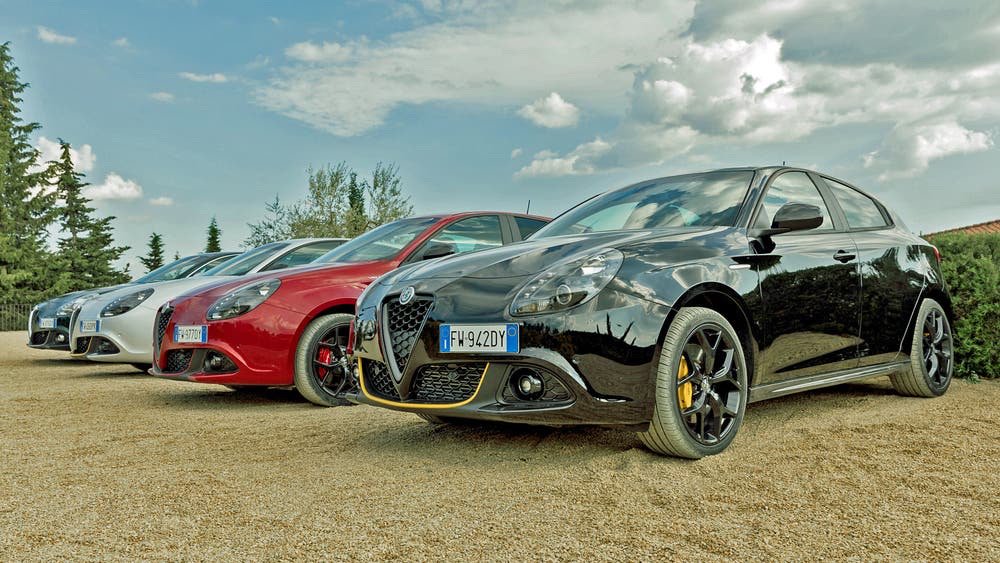 The sporty compact car #AlfaRomeoGiulietta has been an inspiration since its introduction in the 1950s. Read the special feature by <a href="/NZZ/">NZZ</a> -> bit.ly/NZZ_Giulietta