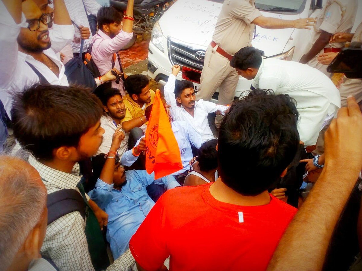 JharkhandABVP's tweet photo. दीक्षांत समारोह के दिन ही धारा 370 के हटने से बौखलाए हुए वीसी ने तत्काल ही 10,000 छात्र-छात्राओं की सुरक्षा का ध्यान दिए बिना कार्यक्रम को रद्द कर दिया था। जो कि उनकी राष्ट्रविरोधी मानसिकता को दर्शाता है। @ABVPVoice
#VBUVCGOBACK https://t.co/hCfVQ6yIe0