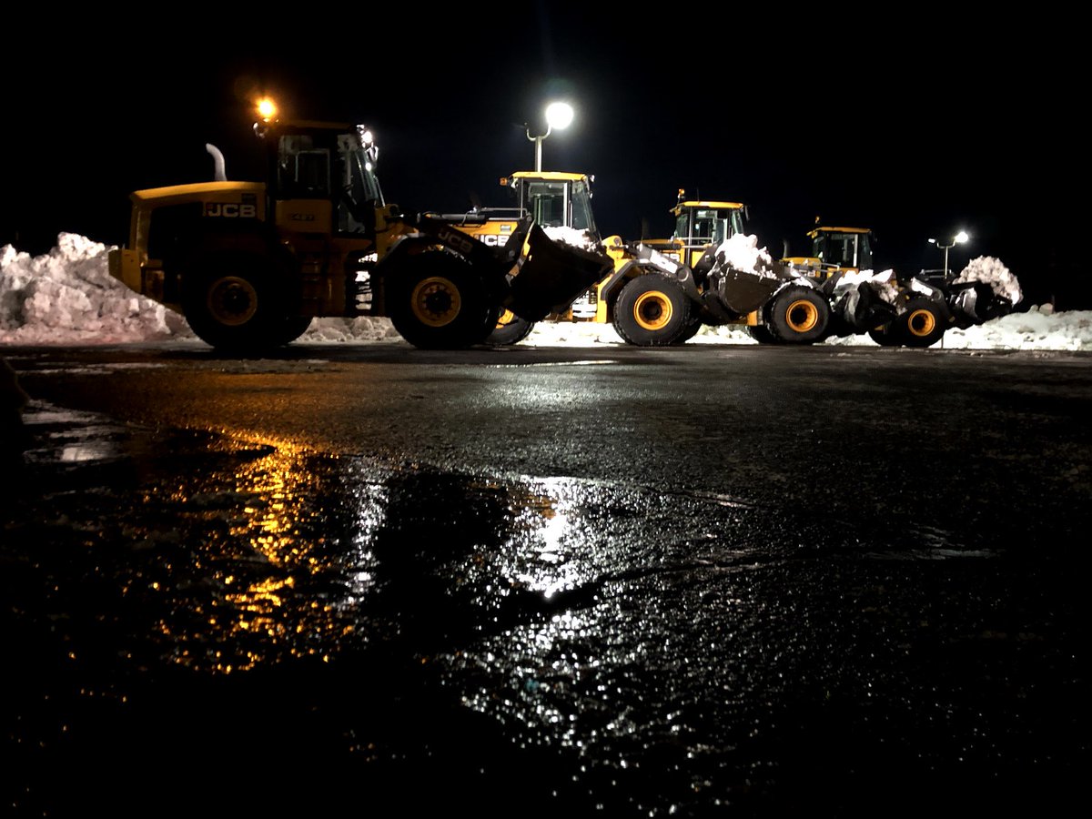 XtremeSnowPros's tweet photo. TeamX running Team JCB which is always a great combination.  
#TeamX #leavetheweathertous #snowmanagement #teamwork #snowrelocation #xtremesnowpros #snowplowing #jcb #hoffmanequipment https://t.co/T8VUNZTbLd