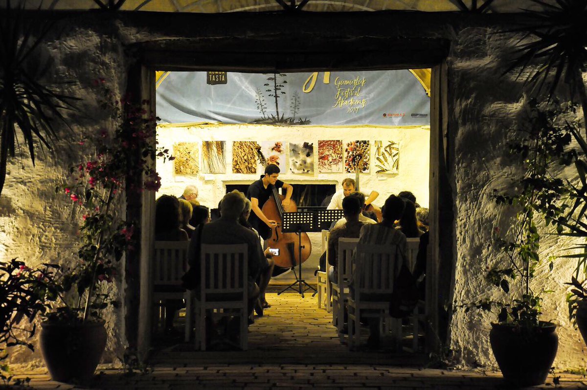 gumuslukfest's tweet photo. Kumda Kontrabas - Gümüşlük Festival Merkezi.
🎶
Double Bass on Sand - Gumusluk Festival Centre. .
@cultureireland @sistemas.leica @gulsinonay #gruptrans #gümüşlükklasikmüzikfestivali #gumuslukfest #sudakumdataşta #gumuslukfestivalakademisi https://t.co/7RpjUBsPJ7