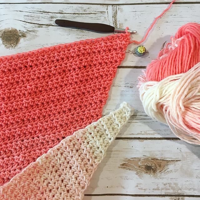 leftinknots's tweet photo. This Coral/Cream combo 😍👏🏼
~
Not my typical thought for a fall/winter color, but I am loving it and it will definitely be added to my winter wardrobe! What colors do you wear in the cooler seasons?
.
.
.
.
.
.
.
.
#craftsposure #bhooked #feelingcraf… https://t.co/kLJBiXisx6 https://t.co/XHZEmnYxUq