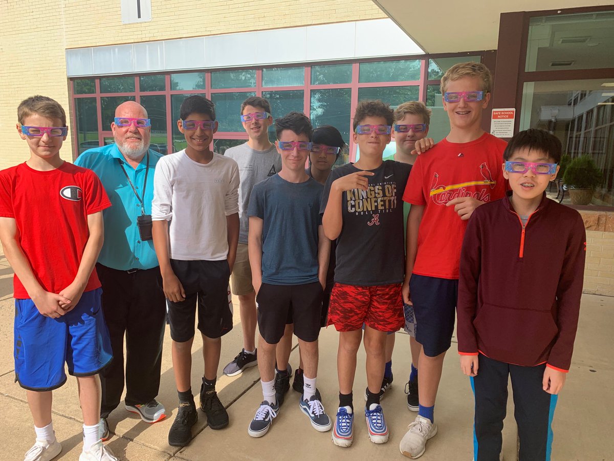 jesuisdebra's tweet photo. Welcome to the future in Mr. Lindgren’s Science 8 class ⁦@kilmercougars⁩ ⁦@fcpsnews⁩ ⁦@FCPSR2⁩ https://t.co/UdKQKvKLTo