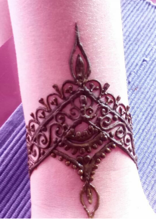 realhennatattoo's tweet photo. Come along and see us at this coming Saturday's Woodbridge's Art and Music Festival in Suffolk. We have our organic, natural henna at the ready! @Woodbridge_Fest #woodbridge #Suffolk #whatsoninsuffolk #hennatattoo #organichenna #musicfestival #artsfestival https://t.co/elXXdjS4hf