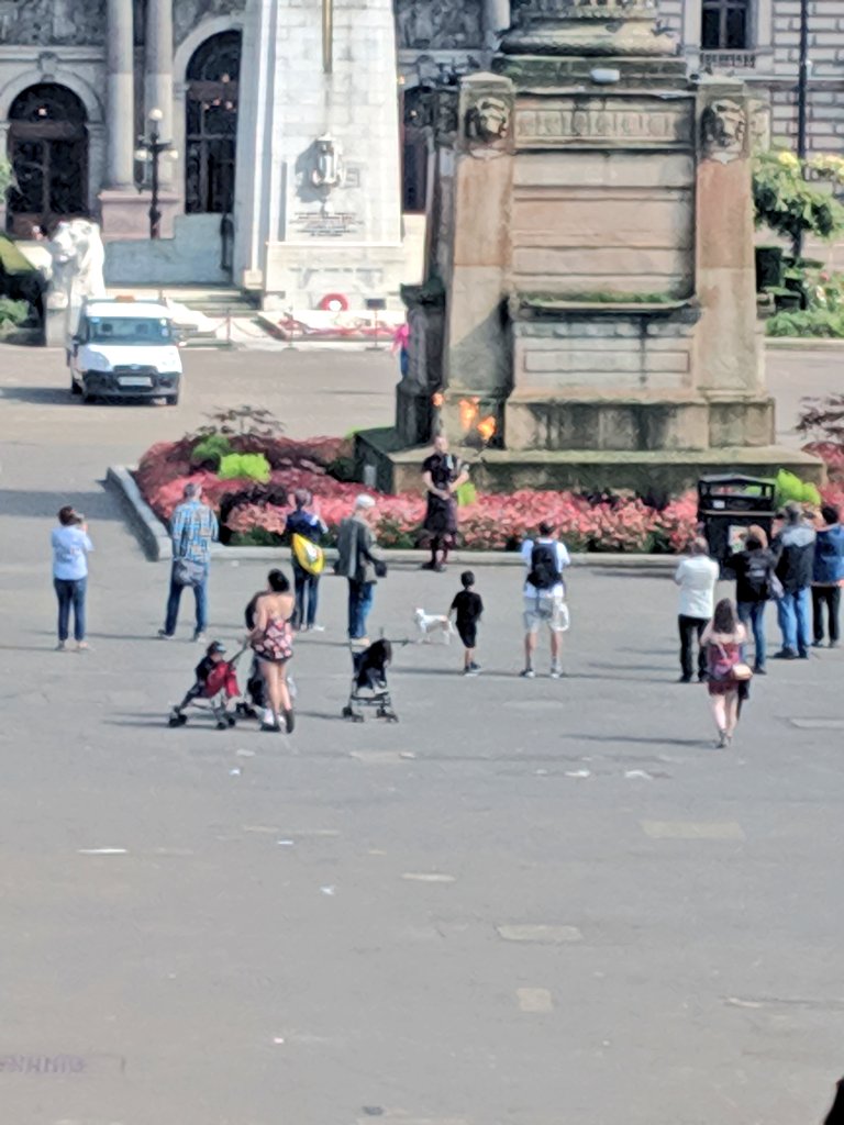 We know there is a heatwave going on in the UK, but this piper puts a new meaning to the phrase.... "smokin"!!! #hothothot #heatwaveuk #Glasgow #GrorgeSquare