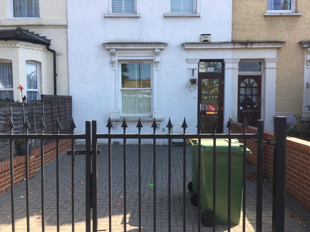 Adjacent gardens—what price off-road parking, eh?