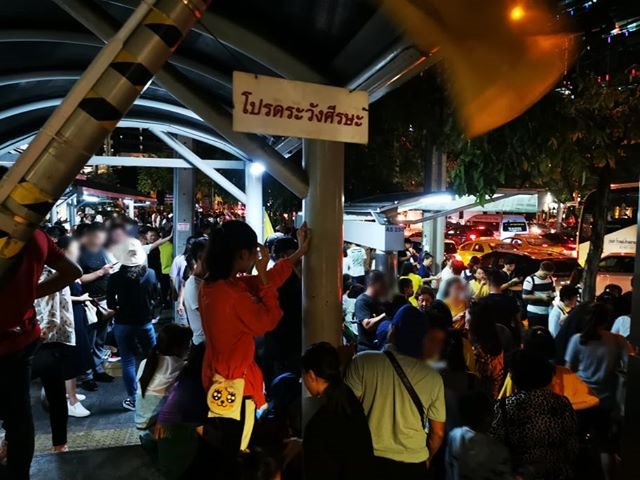 js100radio's tweet photo. ป้ายรถเมล์ ตรงข้ามเอสพลานาด รัชดา กลายเป็นจุดขึ้นลงทัวร์ไปแล้ว แบบนี้ไม่มีระเบียบเลย https://t.co/MEmYMuARlR