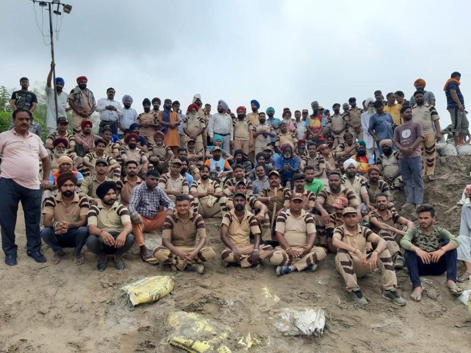 Mahi20024's tweet photo. Continuous heavy downpours in north India caused satlui water levels to swell. Leading to flood like situation in Ludhiana. The @derasachasauda volunteers have come to rescue are providing their help #24By7HumanityServices
Dera Sacha Sauda https://t.co/164Wz0GKIv