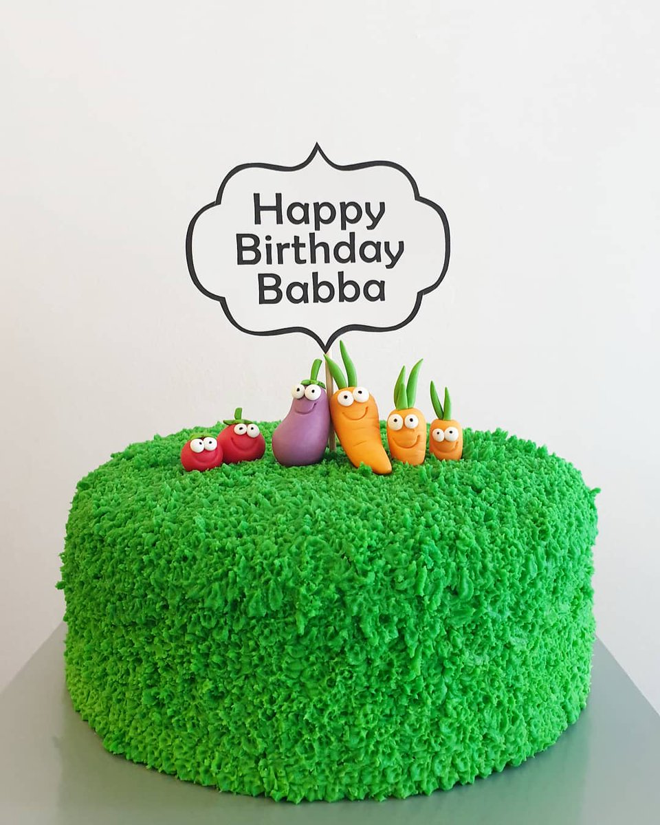 littleteashopmv's tweet photo. Say hello to this very cool bunch of vegetables hanging out on today's cake 👋🏽😎
#vegetablecake #buttercream #buttercake #fondantvegetables #thelittleteashopmv https://t.co/QOWv8Xr0Bc