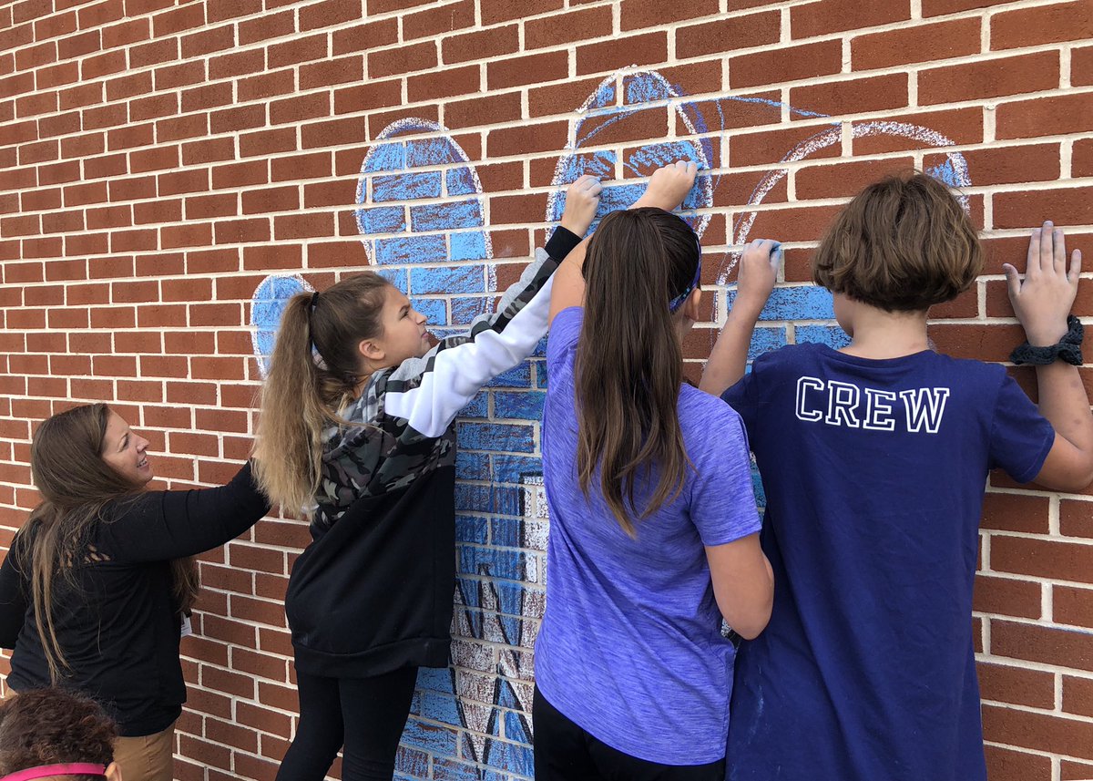 HenRyCreated's tweet photo. Teamwork makes the Dreamwork! #wyproud #wyasd #esedwyasd 💙💙💙 @MrsLoucksWY_ART @MsJLSloan https://t.co/ECaqyAVA5T