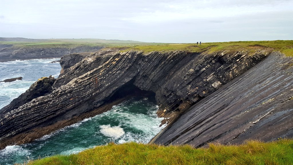 MaxFranzel's tweet photo. Deltas, Debris flows and Dolphins. Great course on deepwater sedimentology in Co Clare, Ireland. #Geology #nerccdt #sedimentology #ireland #phdlife https://t.co/cGemLvgQcD