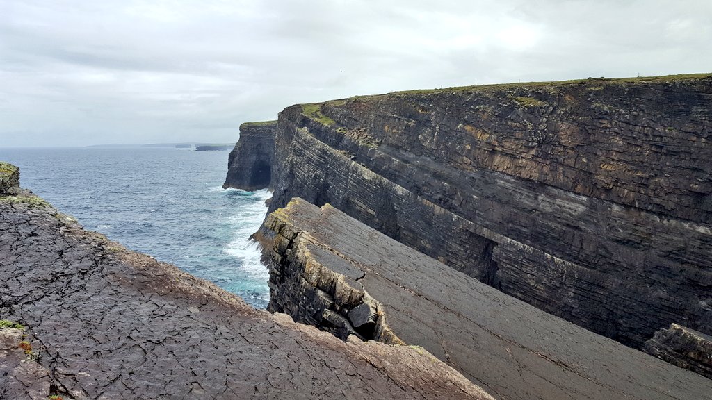 MaxFranzel's tweet photo. Deltas, Debris flows and Dolphins. Great course on deepwater sedimentology in Co Clare, Ireland. #Geology #nerccdt #sedimentology #ireland #phdlife https://t.co/cGemLvgQcD
