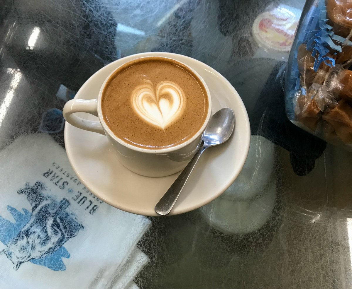 Fall is in the air. These beautiful crisp mornings go so perfectly with a hot coffee ☕️❤️