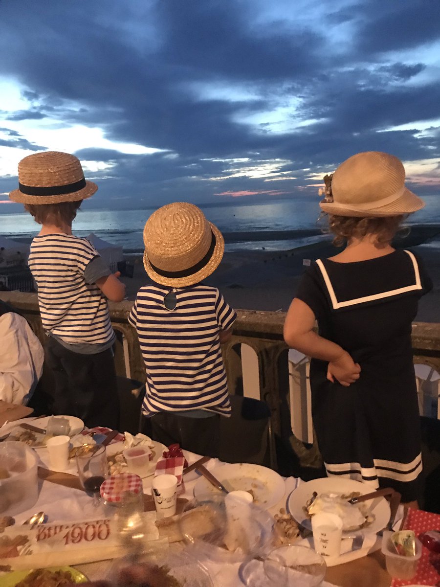Cabourg1900's tweet photo. Diner sur la digue #2019 #dinersurladigue #cabourg #belleépoque #calvados #ncpa #normandie #feudartifice https://t.co/uoNXFq29sI