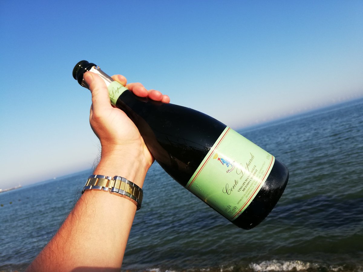 ChrisWalkey's tweet photo. A spot of fizz tasting by the sea today... #LeMarche #conteleopardi @GlassOfBubbly https://t.co/Oyi21XV3gF
