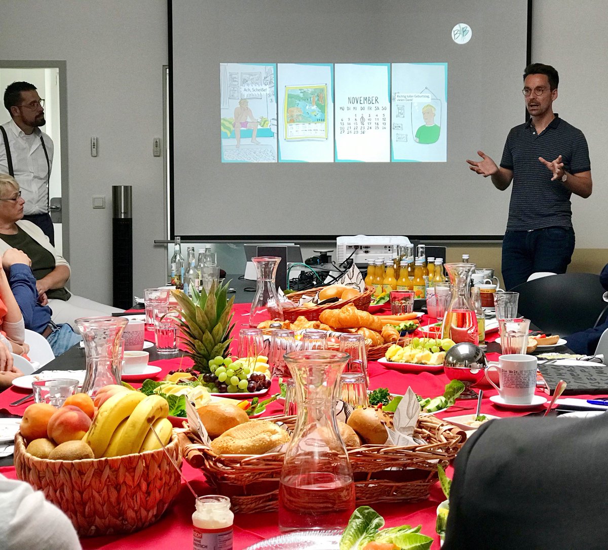 Beim Darmstädter Mediabreakfast standen #Geschichten im Mittelpunkt. Wie digitale Storyformate auf Instagram &amp; Co funktionieren zeigte uns unser Senior Consultant Sascha. Besonderer Gast war <a href="/schlatterbeck/">Jonas Schlatterbeck</a>,der ein Paradebeispiel der <a href="/ZDFinfo/">ZDFinfo</a>, die Kampagne #ludwigundluise, zeigte.
