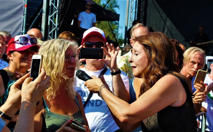 Me behind Vicky😎#vickyleandros#yesterdayland#https://nnieuws.be/artikel/yesterdayland-meer-dan-11000-fans-maar-eindigt-mineur-extra-fotos