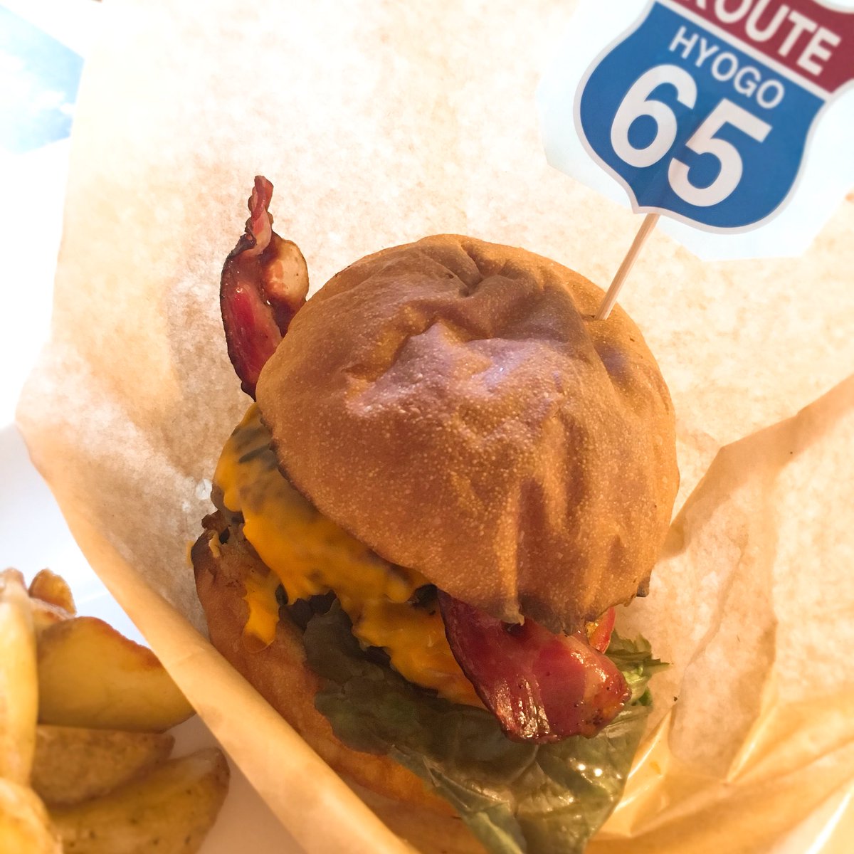 yuri7_koala's tweet image. 朝一インプロで遊んで
兵庫駅から仕事の為
大阪→六甲アイランド→大阪
という脳みそフル回転な1日が終わった。

激しい数日。
しかし、今月いっぱいは まだ
気を緩められぬ。

有り難嬉しい悲鳴😂⚡️

#唐突に癒される画像
#ROUTE65 #高御座バーガー
#肉汁すごいねん #ボリューミー #飯テロ