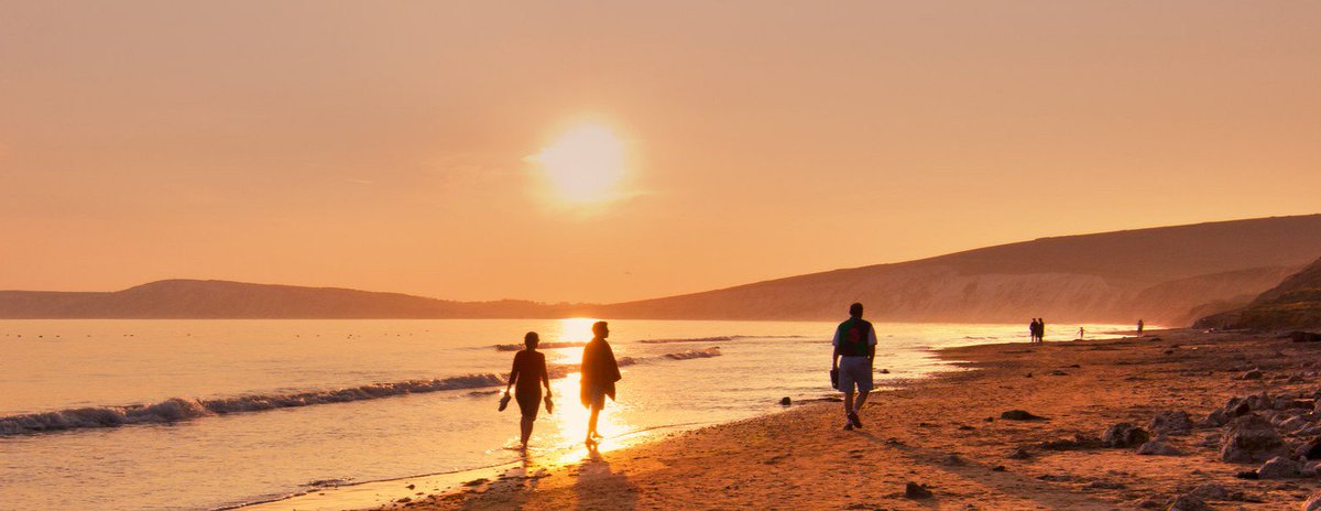 VisitIOW's tweet photo. As the sun sets at the end of another #BankHolidayWeekend we hope that you keep the #IsleofWight in mind for the next long weekend break 😍 https://t.co/jLifQCga3e https://t.co/jepL9lOyqg