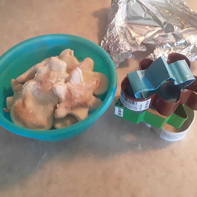 turntupedpops's tweet image. Started #cookingbreakfast and I found Zachery's #pastrycutouts Their not bad. It was #fun to #make them with the #kids #lastnight #makingthemostofit ift.tt/2U4IRa5