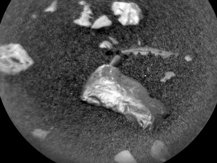 mpax1's tweet photo. NASA Curiosity rover investigates shiny object on Mars https://t.co/oEHEEwFxLs https://t.co/Zuep0oaluM