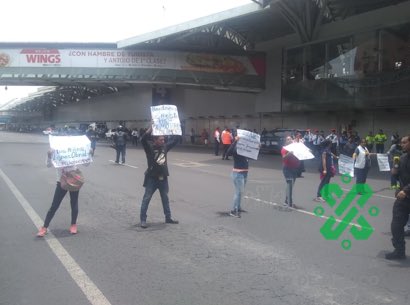 LupitaJuarezH's tweet photo. ⚠️ Se encuentra cerrada la circulación en Av. Capitán Carlos León, frente a la Terminal 1 del Aeropuerto Internacional de la Ciudad de México #CDMX #AICM #T1, entre puerta 3 y 4, por familiares que exigen medicamentos y tratamiento para niños con cáncer. (📸@OVIALCDMX) https://t.co/2b9atzFZHB