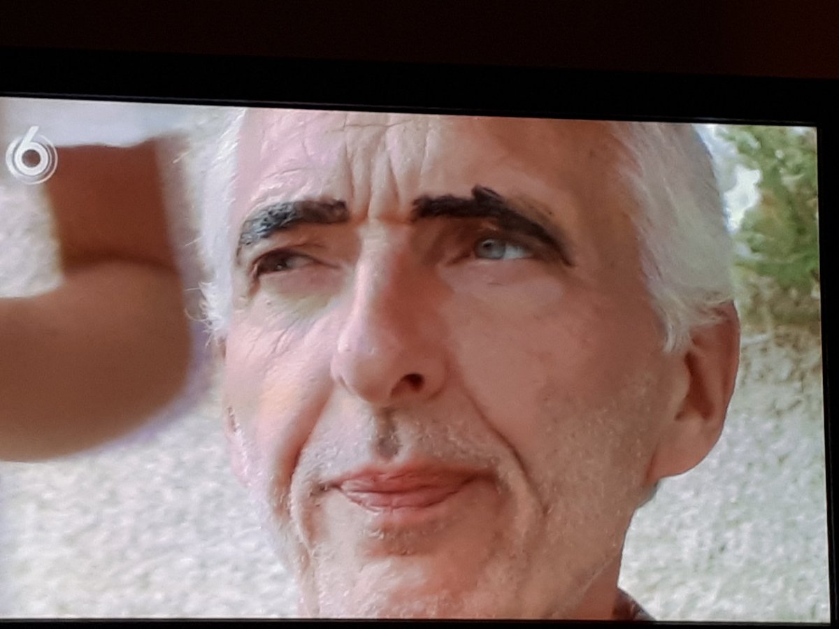 "Een keer per jaar doen wij een wenkbrauwen-avond." 

Waar kijk ik naar?! Dit is toch geweldige tv. 😂 #chateauMeiland