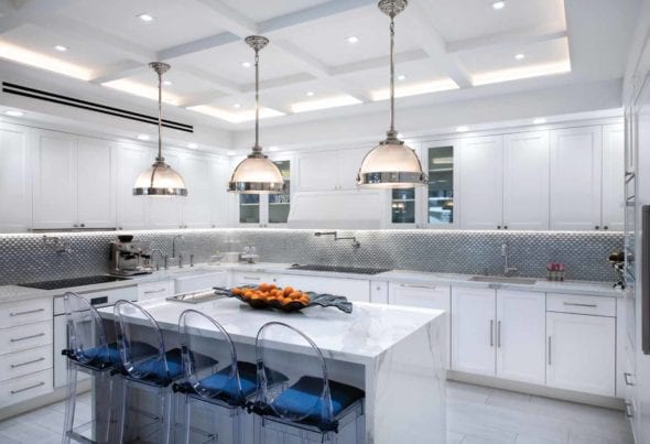 SEFLStyleDesign's tweet image. The classic and timeless all-white kosher kitchen features custom cabinetry, pendant lighting, ghost barstools, 

Home by @sarahZdesigns 
SARAHZDESIGNS.COM 
#interiordesign #interiordecor #style #homedesign  #architect  #architecture #design
