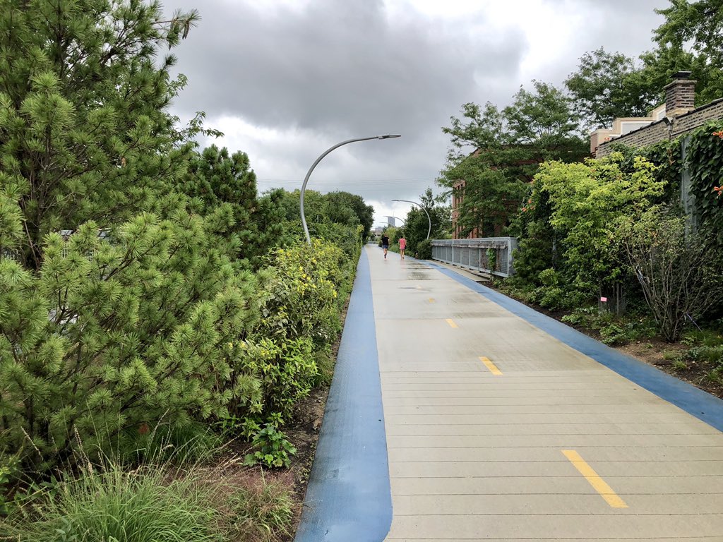 MikePaulos's tweet image. We had a team lunch near the @The606Chicago so I stopped up to check it out and run an #xfinitywifi test too. Beautiful in the rain and happy to see the fast #WiFi @ComcastILLINOIS