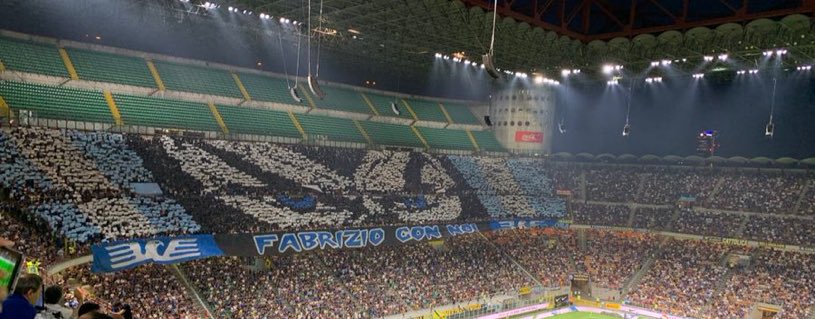 lazio4arab's tweet photo. اولتراس انتر في اول مباراة لهم امام ليتشي يضعون ( تيفو ) خاص لـ قائد اولتراس #لاتسيو فابريزيو ديابوليك الذي قتل قبل عدة اسابيع و وضعوا لافته كتبوا فيها ( فابريزيو واحدٌ منا ) . https://t.co/8qQ15gzbeA